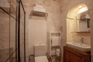 a bathroom with a toilet and a sink at Hakkı Bey Konağı in Savur