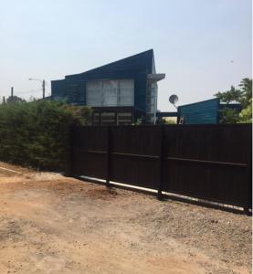 una casa detrás de una valla delante de una casa en Casa isla Negra, en Isla Negra