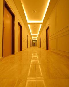 um corredor vazio de um edifício com um piso longo em Nile jewel hotel beni suef em Beni Suef