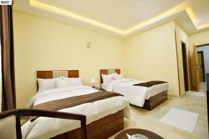 una habitación de hotel con 2 camas en una habitación en Nile jewel hotel beni suef en Beni Suef