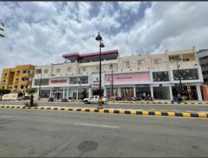 una calle de la ciudad con un edificio y un coche en la calle en Nile jewel hotel beni suef en Beni Suef