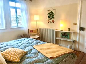 una camera da letto con un letto con una coperta sopra di Ferien im Alten Pfarrhaus a Neustadt