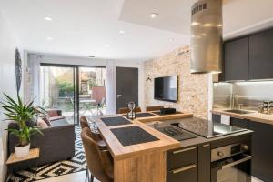 cocina con mesa y sala de estar en La roche bien-être en Saint-Alban-de-Roche