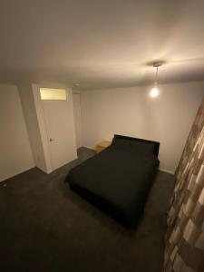 Kleines Zimmer mit einem Bett und einer Tür in der Unterkunft Spacious 2 bed Dulwich flat green views in London