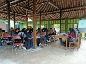 a group of women sitting in chairs in a classroom at Pendopo Kayuwanan Homestay Syariah in Yogyakarta