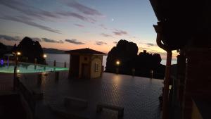 Bazén v ubytování VILLA TRAMONTI SUL MARE nebo v jeho okolí