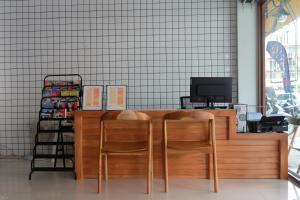 twee stoelen aan een toonbank in een winkel bij Tiya House Rooms & Cafe in Krabi town