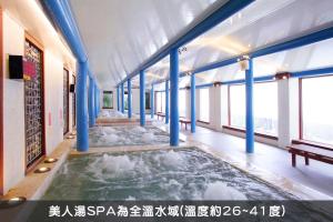 bañera de hidromasaje con nieve en una habitación con columnas azules en Formosan Naruwan Hotel en Taitung