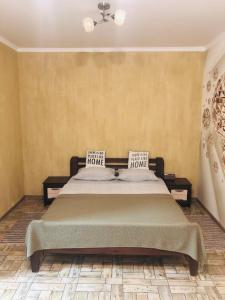 sypialnia z łóżkiem z 2 poduszkami w obiekcie Julia w mieście Humań