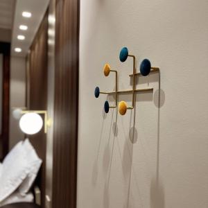 Un tas de balles sont suspendues sur un mur. dans l'établissement My Milano Charming & Luxury Rooms, à Milan