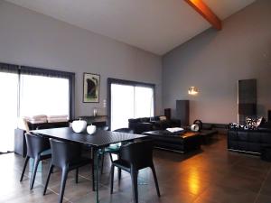sala de estar con mesa negra y sillas en Magnifique villa 220m2- Quartier résidentiel Le Carreyrat - 6 à 8 pers - 3 chambres doubles - Grand jardin et terrasses, en Montauban