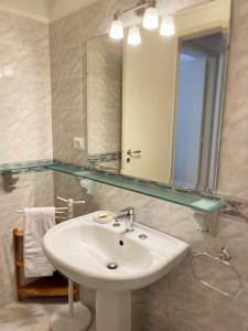 A bathroom at B&B Evelyne