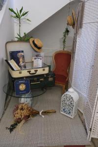 ロレート・アプルティーノにあるDimora Aminaのリビングルーム(スーツケース、赤い椅子付)