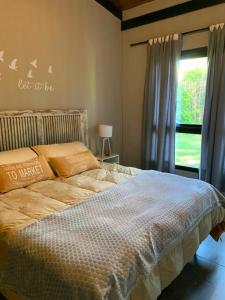 una camera da letto con un grande letto e una finestra di tomosi a Mar del Plata