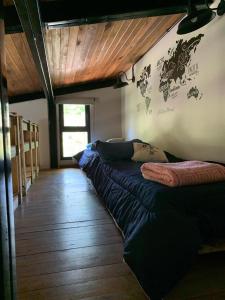een kamer met 2 bedden in de hoek van een kamer bij tomosi in Mar del Plata