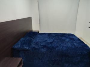 a bedroom with a blue comforter on a bed at Punto de encuentro XL in Corrientes