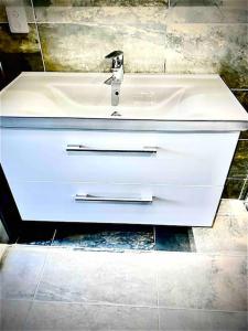 a white bathroom sink with a faucet at Topp studio leilighet Alpine Lodge in Trysil