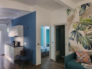 都靈的住宿－Ma Maison Iris，带沙发的客厅和卧室