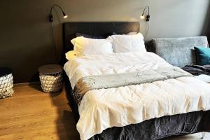 ein Schlafzimmer mit einem großen Bett mit weißer Bettwäsche in der Unterkunft Topp studio leilighet Alpine Lodge in Trysil