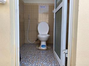 uma casa de banho com WC numa cabina em Homestay-Nhà Sàn Ngán Chải em Ha Giang