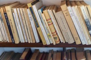 a bunch of books sitting on a shelf at Residenza...Cara Giulietta... in Verona