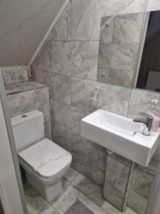 Koupelna v ubytování Highfields Living - All Rooms Ensuite- Free Wifi- Free Local Parking