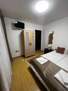 ザルネシュティにあるPensiunea Andalexのベッドルーム(大型ベッド1台、テレビ付)