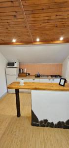 eine Küche mit einer hölzernen Arbeitsplatte in einem Zimmer in der Unterkunft Casa Sabina in Pucioasa