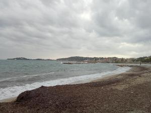 a beach with the ocean on a cloudy day at Voilier tout confort in Beaulieu-sur-Mer