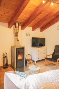 a living room with a fireplace and a tv at Casa amb molt encant i tranquilitat. in Ansalonga