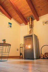 a living room with a fireplace in a room at Casa amb molt encant i tranquilitat. in Ansalonga