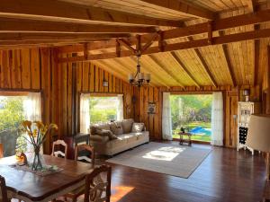 ein Wohnzimmer mit einem Sofa und einem Tisch in der Unterkunft CASA EN COBQUECURA SE ARRIENDA in Cobquecura