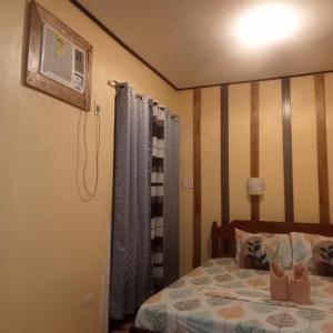 a bedroom with a bed and a window at JANHOUR PLACE in San Vicente