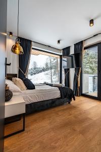 Кровать или кровати в номере Aparthotel Zakopiański & SPA