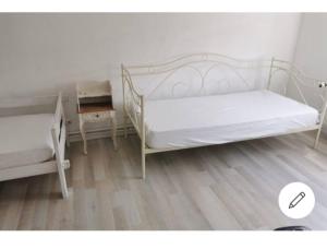 1 dormitorio con 2 camas blancas y escritorio en Vintage house ViVa, en Leopoldsburg