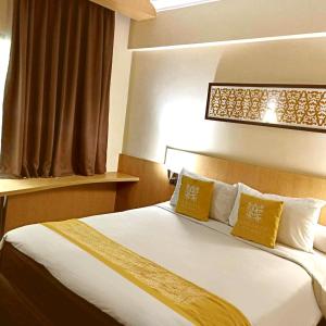 Postel nebo postele na pokoji v ubytování Tamarin Hotel Jakarta manage by Vib Hospitality Management