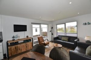 比伦Chalet Helmgras J4的客厅里有一张沙发和一张桌子。