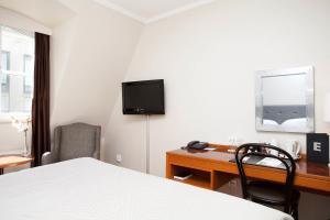 TV a/nebo společenská místnost v ubytování Hotel Bishops Arms Malmö