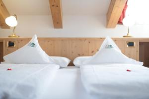 Postel nebo postele na pokoji v ubytování Hotel Zirmes