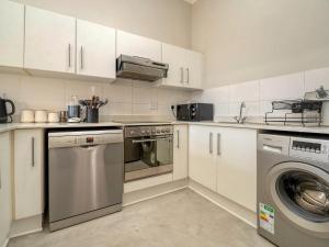 Η κουζίνα ή μικρή κουζίνα στο Beachfront apartment +5 φωτογραφίες
