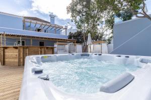 een hot tub in de achtertuin van een huis bij Amália Boutique Suites & Studios - by @ rita´s place in Faro