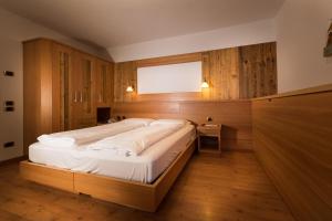 Postel nebo postele na pokoji v ubytování Hotel Zirmes