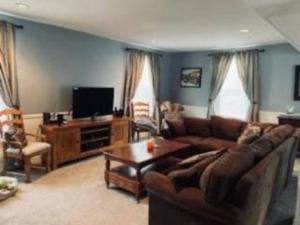 sala de estar con sofá y TV en Close to Town, en Ellicottville