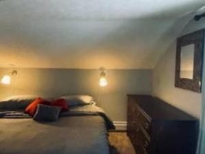 1 dormitorio con 1 cama con tocador y espejo en Close to Town, en Ellicottville