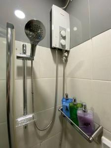 La salle de bains est pourvue d'une douche avec un pommeau de douche. dans l'établissement Luxury Condo-Princeton Residence-New Manila Quezon City, à Manille