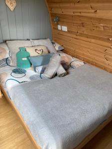Garden Cottage Glamping Pod客房内的一张或多张床位