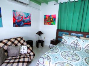 Rúm í herbergi á Artist Room Curaçao