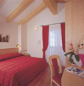 Postel nebo postele na pokoji v ubytování Hotel Zirmes