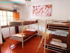 Una habitación con tres literas. en Villa La Gran Duquesa, en Playa de San Juan 146 fotos más