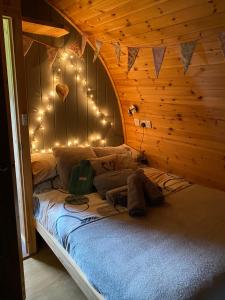 Garden Cottage Glamping Pod客房内的一张或多张床位